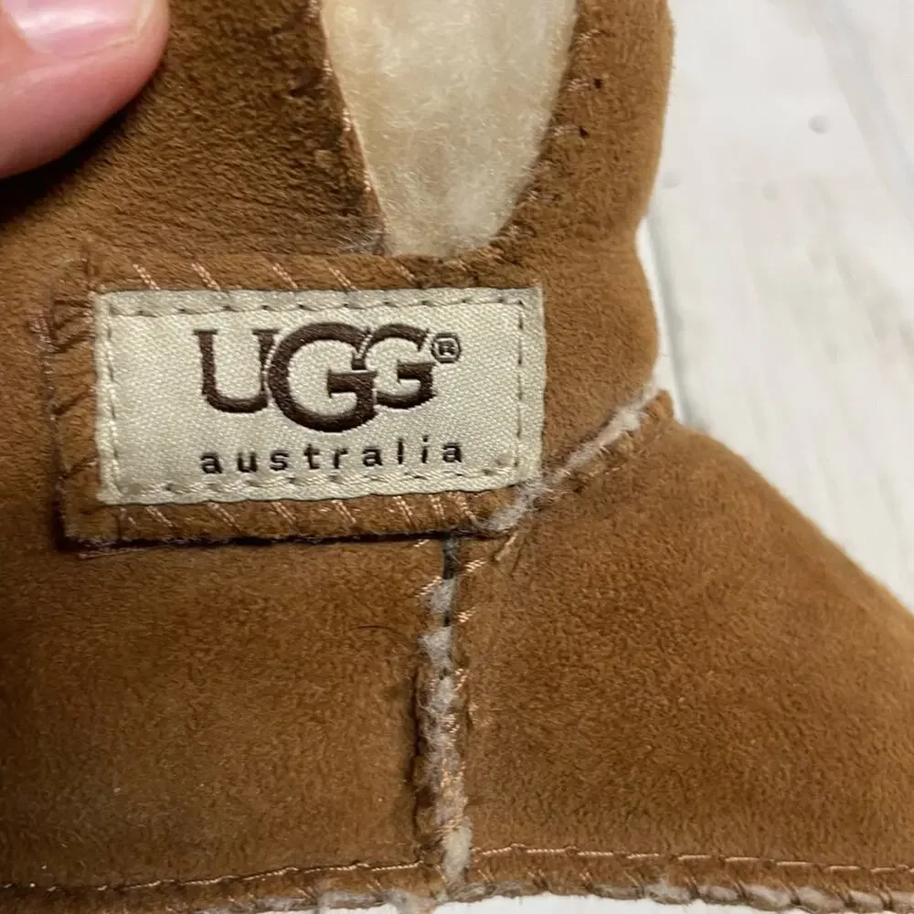 UGG Erin suede bootie for infants in chestnut color size medium